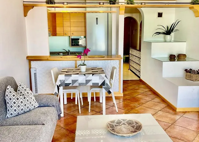 Elegant - Oceanview, Heated Pool Apartment