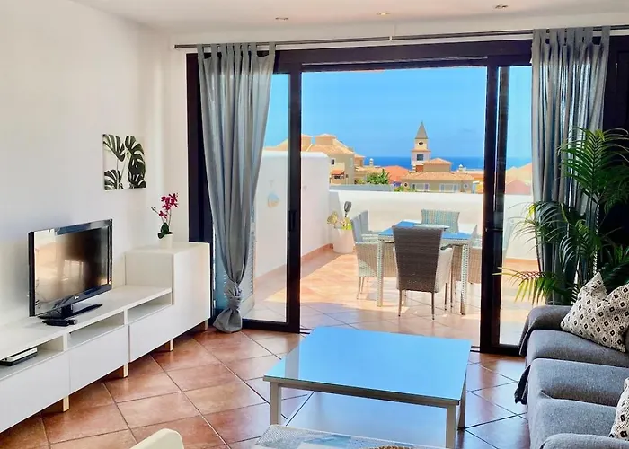 Elegant - Oceanview, Heated Pool Apartment