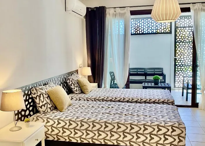 Elegant - Oceanview, Heated Pool Apartment *
